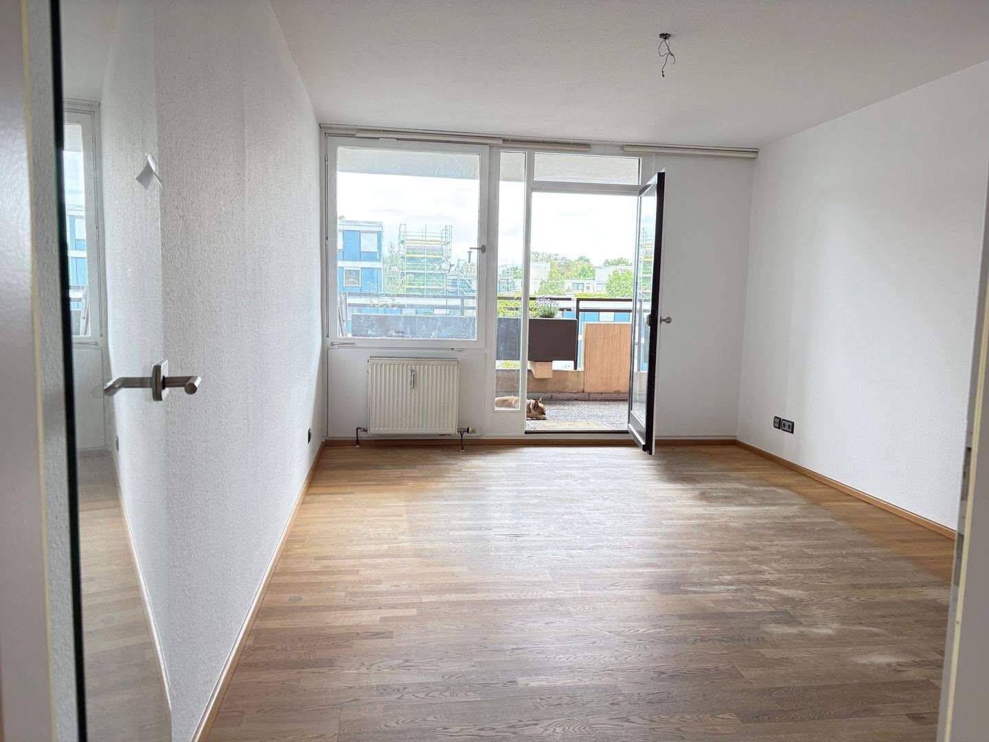 Teilmöblierte 2 Zimmer Wohnung mit Loggia, EBK und Schlafzimmer - Schwimmbad + Sauna gefällig? – Nürnberg – Vorschaubild 4