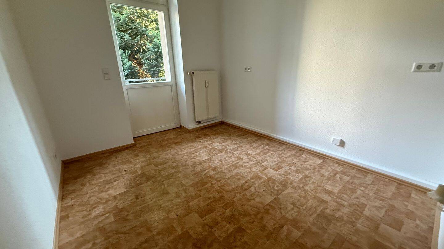 Frei ab sofort ! Küche mit Balkonzugang / Laminat / Bad mit Wanne u.v.m. – Chemnitz – Vorschaubild 8