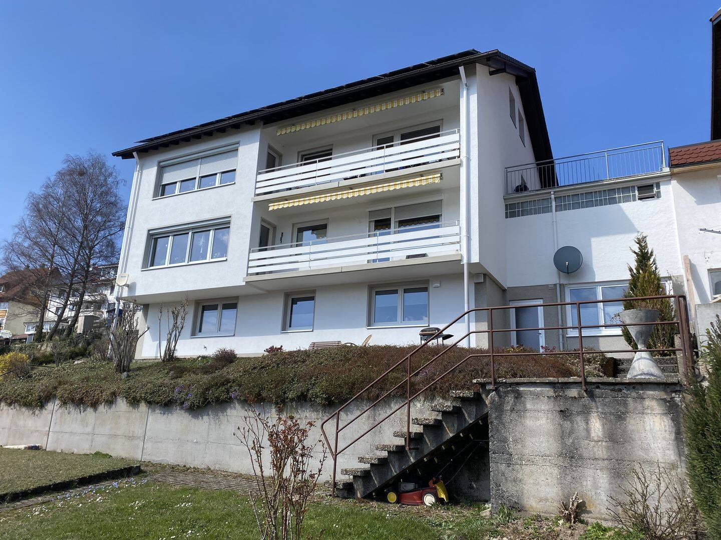 Großes u. gepflegtes 4-Familienhaus mit PV-Anlage in sonniger Lage von Schonach – Schonach im Schwarzwald – Bild 1 von 9