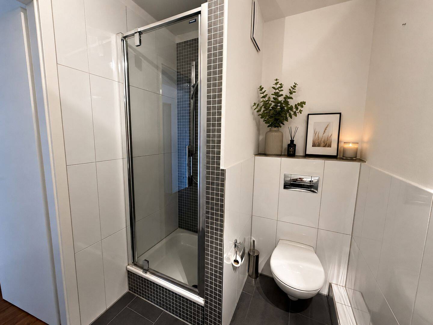 Stilvolle Maisonettewohnung mit 3,5 Zimmern, Dachterrasse, Kamin und Nähe zum Rhein – Düsseldorf – Vorschaubild 8