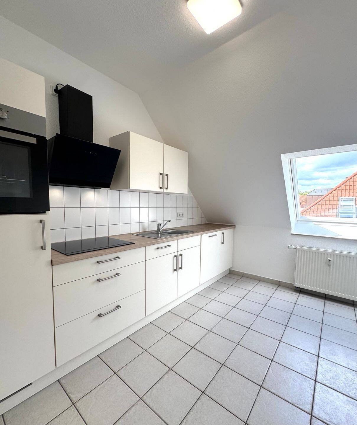 Einziehen & Wohlfühlen! Moderne Einbauküche & neu saniertes Bad! – Magdeburg – Vorschaubild 3