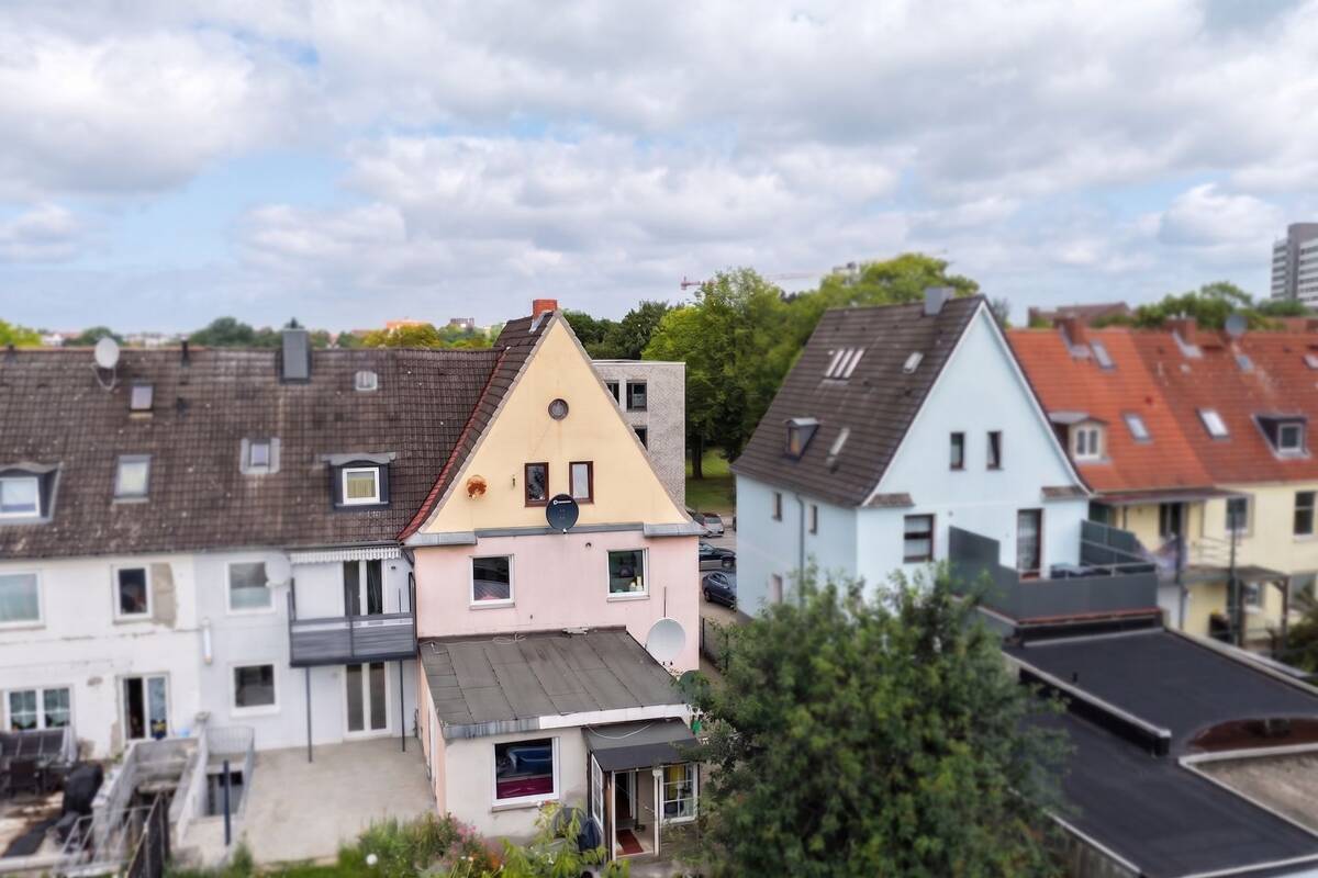 Wohnen und vermieten in Lübeck: Dreifamilienhaus mit frei werdender Eigentümerwohnung – 23560 Lübeck – Bild 1 von 9
