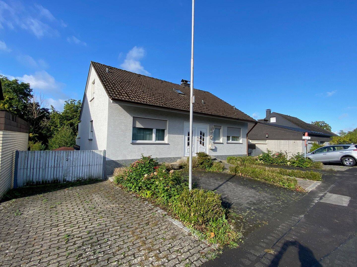 Neuwertige Ölheizung inklusive – Einfamilienhaus mit Einliegerwohnung im Grünen – Arnsberg – Vorschaubild 2