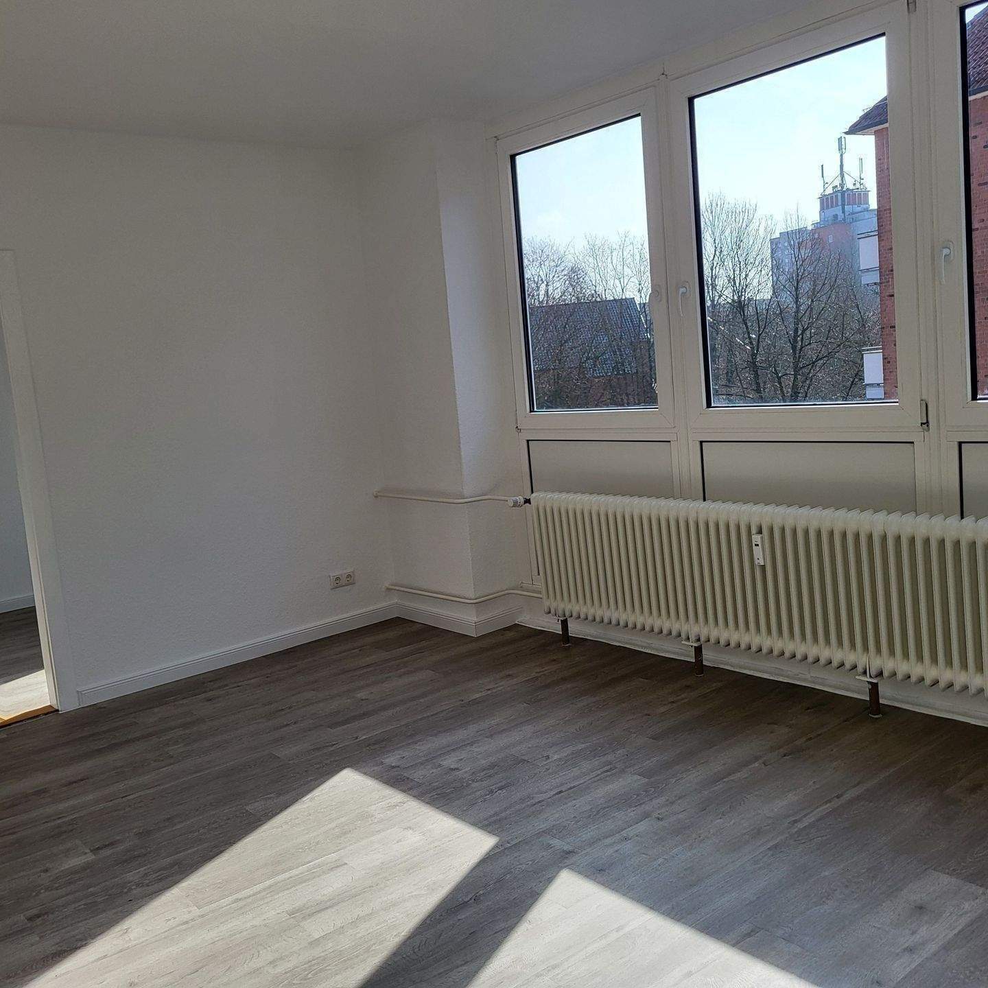 3 - Zimmer-Wohnung Nh Schrevenpark/Exerzierplatz *** Laminat/neuwertige EBK / Duschbad – Kiel – Vorschaubild 4