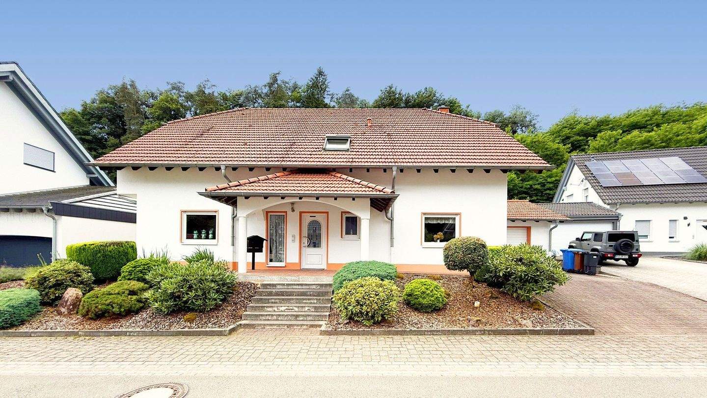 Großzügiges Einfamilienhaus mit Wintergarten, Kamin & Garten in Waldrandlage - provisionsfrei – Hettenhausen – Bild 1 von 9
