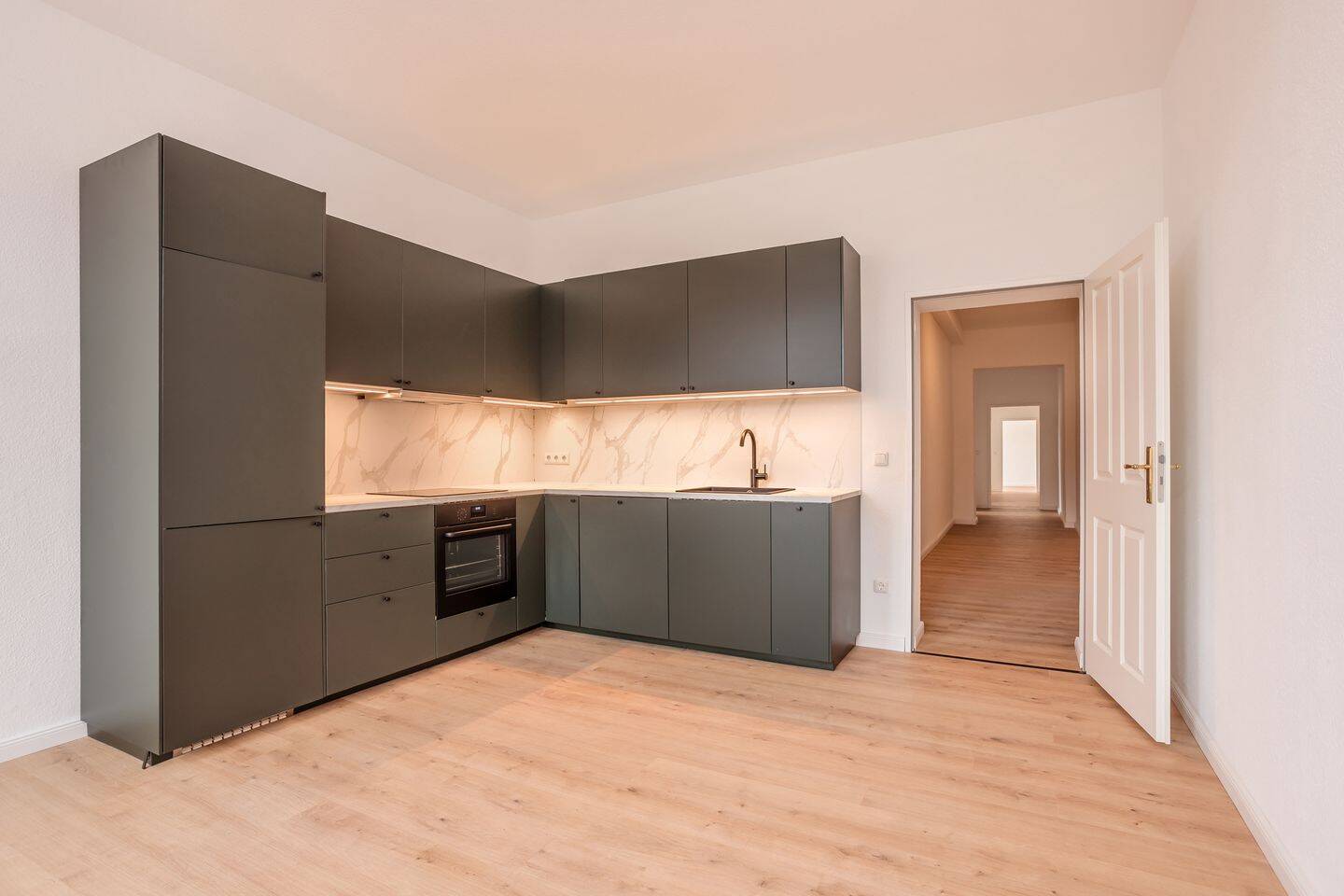 Stilvoll renovierte 4-Zimmer-Altbauwohnung in ruhiger Lage – Berlin – Vorschaubild 2