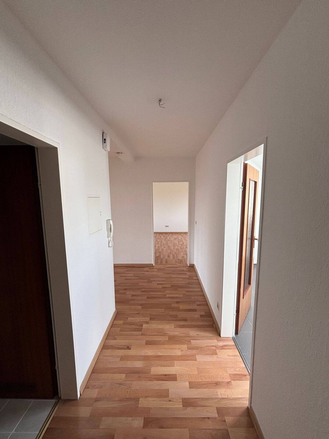Helle 3-Zimmer-Dachgeschosswohnung mit Balkonblick in Hannover – Hannover – Vorschaubild 2